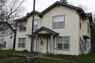 Dixon Village in Tacoma, WA - Foto de edificio - Building Photo