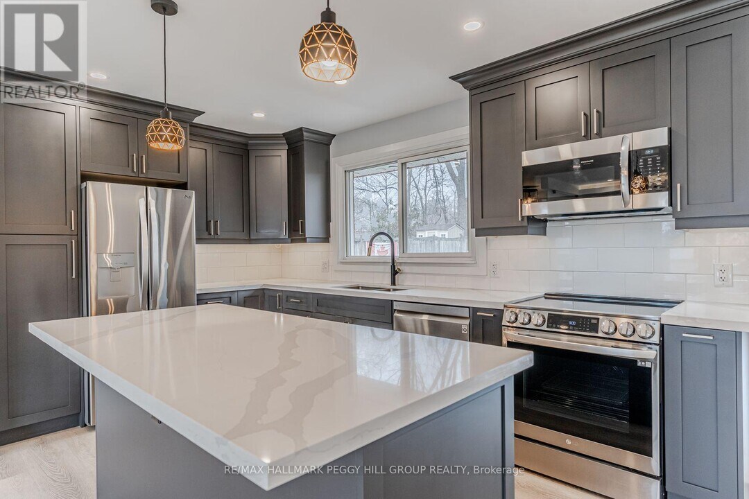 20 Ottaway Ave in Barrie, ON - Building Photo