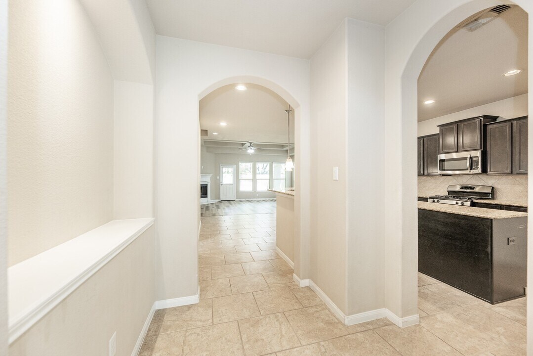 2414 Garden Falls Dr in Conroe, TX - Building Photo