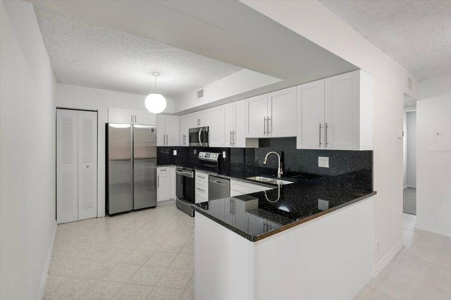 3355 Jaywood Terrace, Unit J113 in Boca Raton, FL - Building Photo