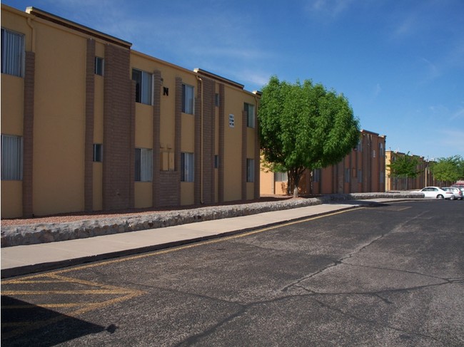 Lynwood Garden Apartments in El Paso, TX - Building Photo - Building Photo