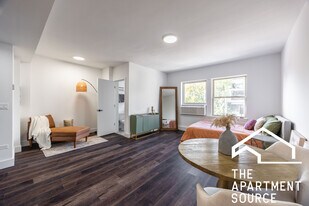 1555 W Hollywood Ave in Chicago, IL - Building Photo