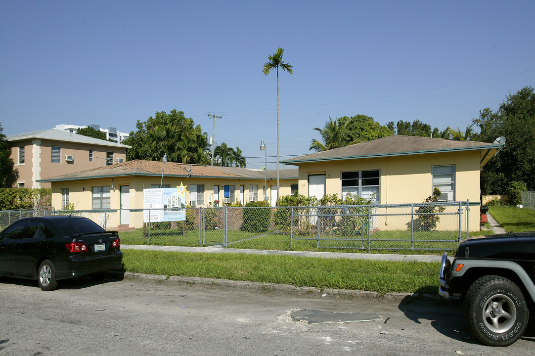 2535 SW 27th St in Miami, FL - Foto de edificio