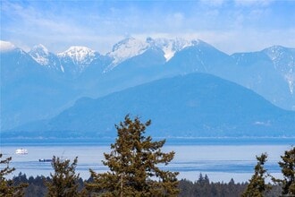 2240 Leighton Rd in Nanaimo, BC - Building Photo - Building Photo