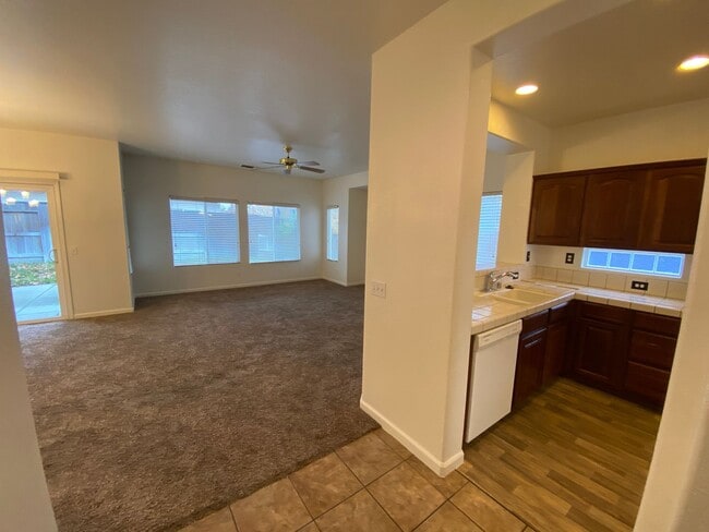 5701 Gold Poppy Way in Elk Grove, CA - Building Photo - Building Photo