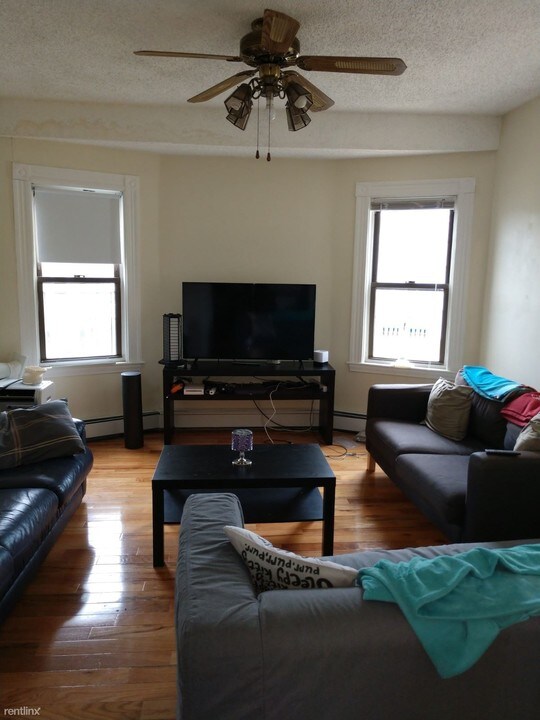 489 Main St-Unit -Apt 2 in Medford, MA - Foto de edificio