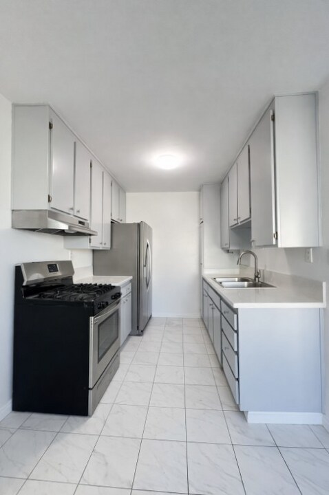 14650 Saticoy St, Unit 9 in Los Angeles, CA - Building Photo