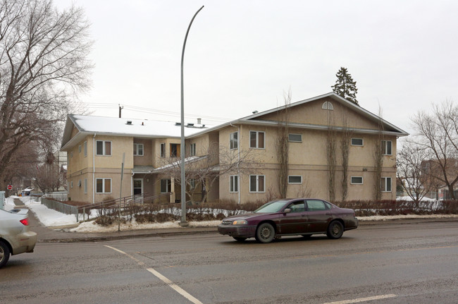 9359 104th Ave NW in Edmonton, AB - Building Photo - Primary Photo