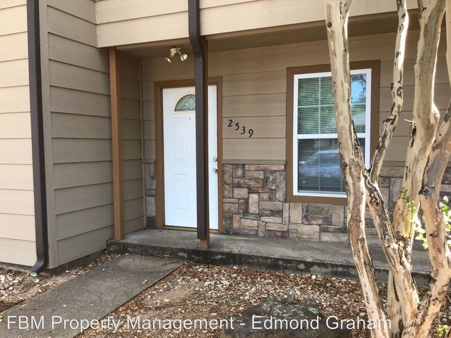 2533 W Sycamore Ave in Corsicana, TX - Foto de edificio - Building Photo