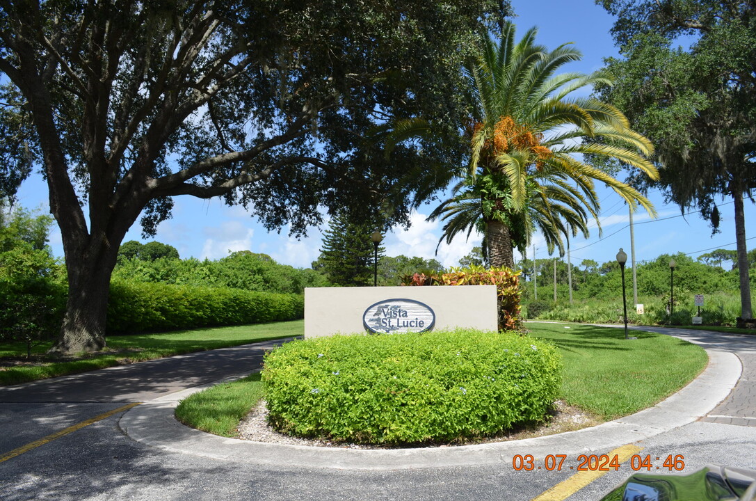 8 Lake Vista Trail in Port St. Lucie, FL - Building Photo