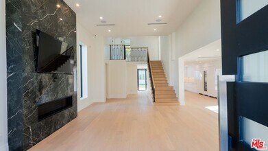 10520 Ashton Ave in Los Angeles, CA - Building Photo - Building Photo