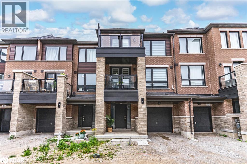 9 Red Maple Ln in Barrie, ON - Building Photo