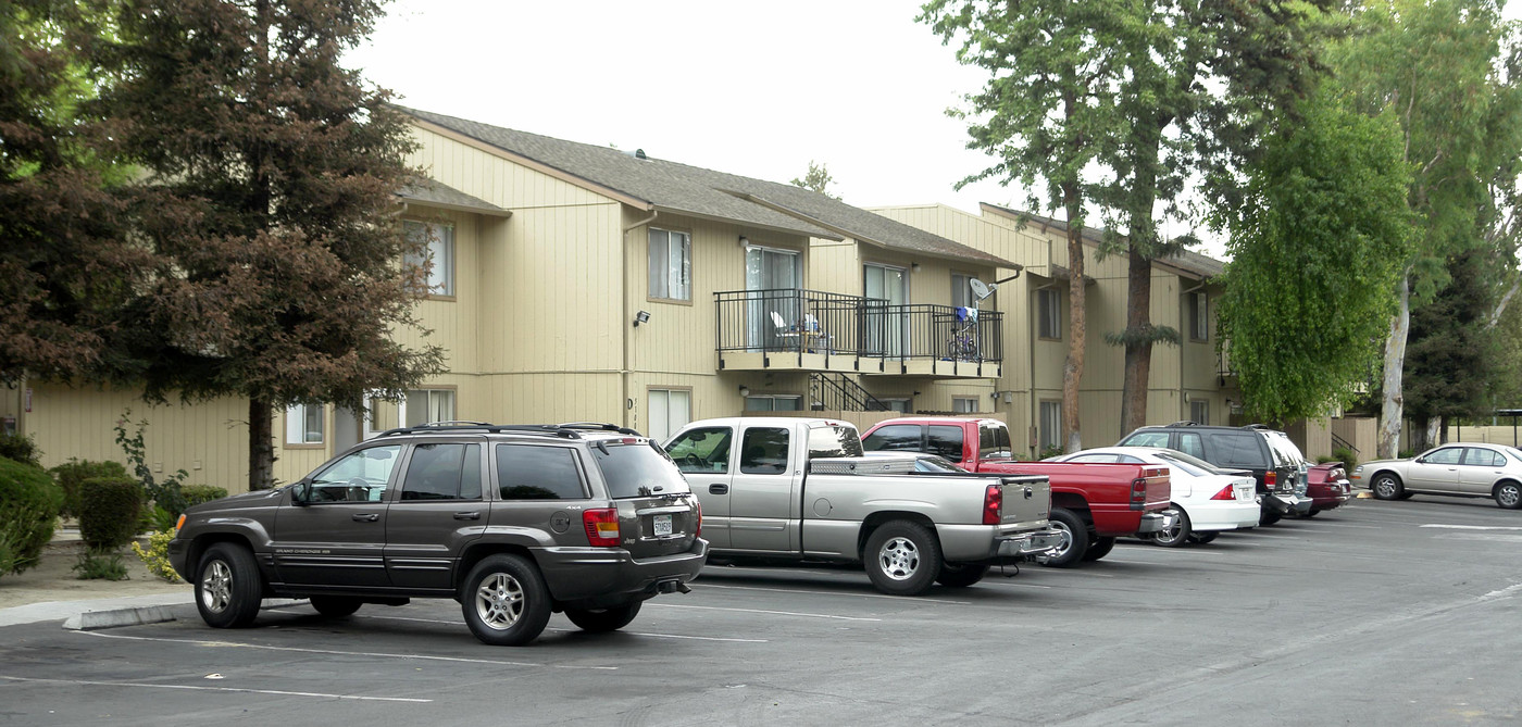 Parkside Apartments in Bakersfield, CA - Building Photo