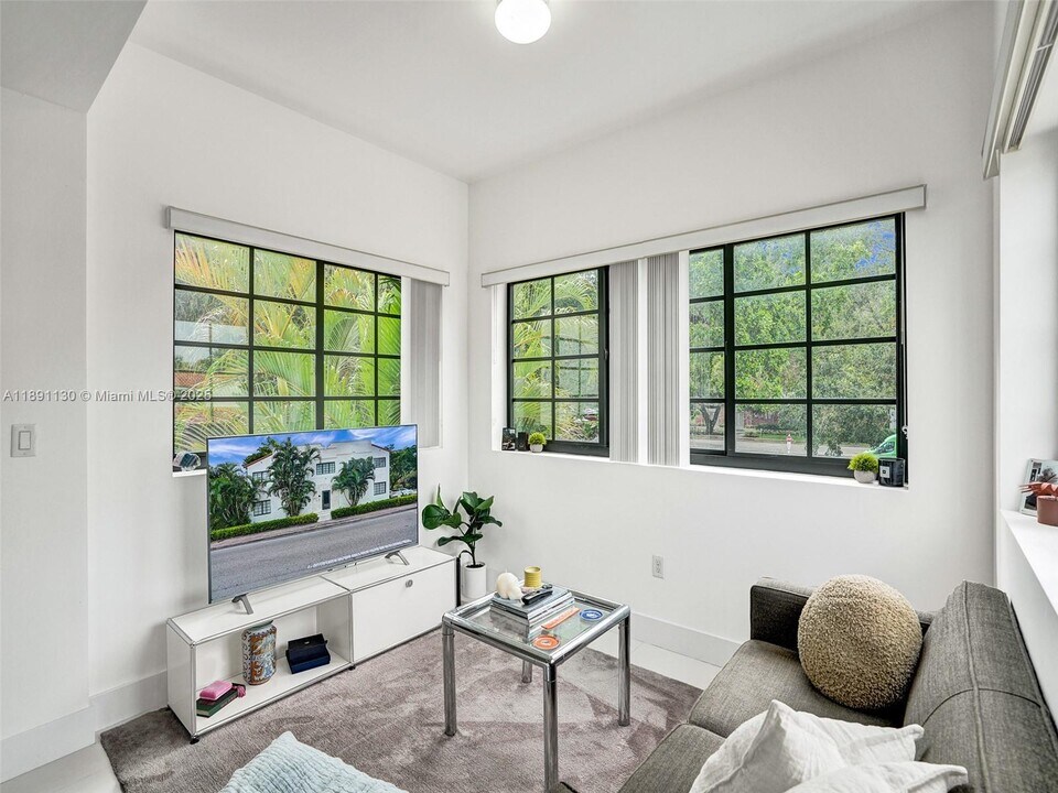 1901 S Le Jeune Rd in Coral Gables, FL - Building Photo