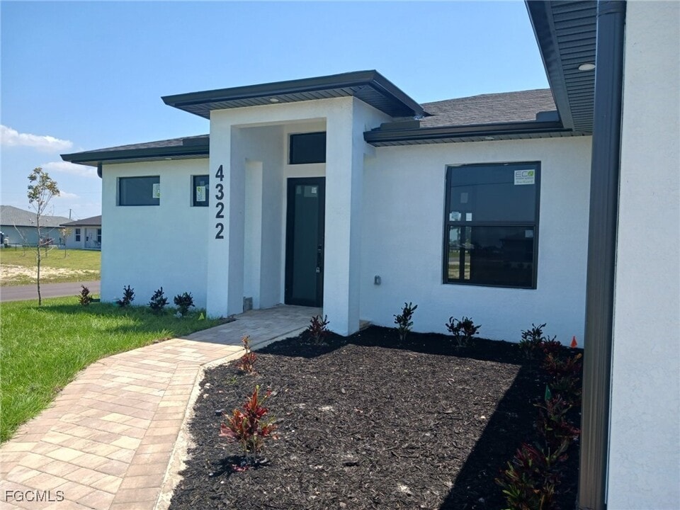 4322 NW 32nd Ln in Cape Coral, FL - Building Photo