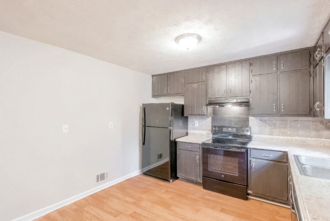 2628 Candler Woods Dr in Decatur, GA - Foto de edificio