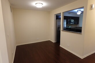 1070 Woodhill Ct in Elgin, IL - Foto de edificio - Building Photo