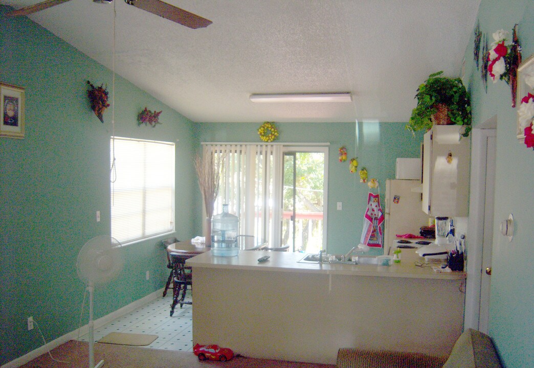 11713-11715 N 15th St in Tampa, FL - Building Photo