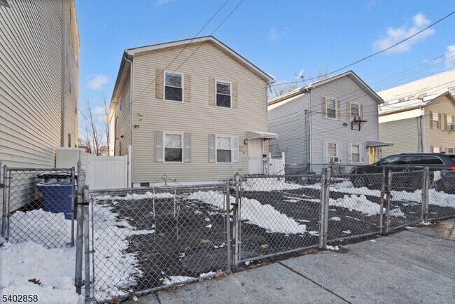 651 S 17th St in Newark, NJ - Building Photo - Building Photo