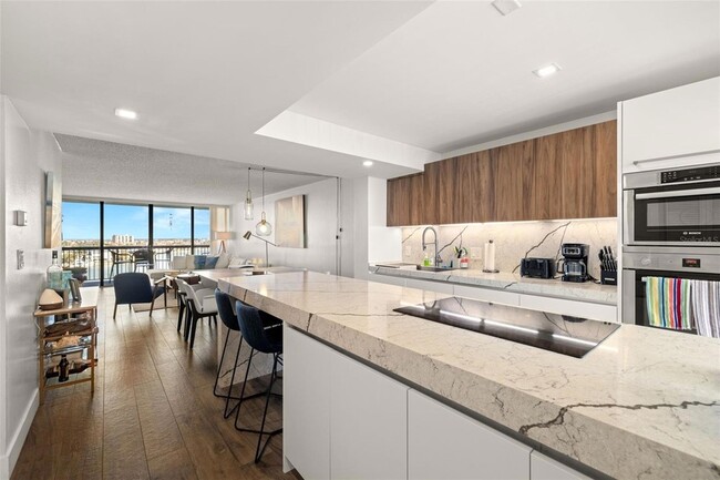 9425 Blind Pass Rd in St Pete Beach, FL - Foto de edificio - Building Photo