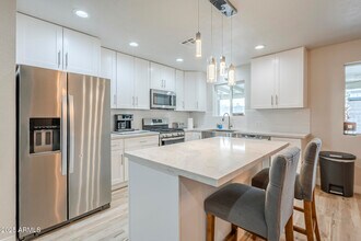 4240 E Bluefield Ave in Phoenix, AZ - Foto de edificio - Building Photo