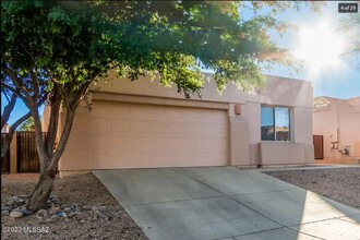 7436 E Calle Perpetuo in Tucson, AZ - Building Photo - Building Photo