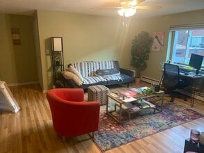 26 Bryon Rd, Unit #1 in Chestnut Hill, MA - Building Photo - Building Photo