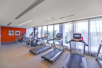 5350 NW 84th Ave in Doral, FL - Foto de edificio - Building Photo