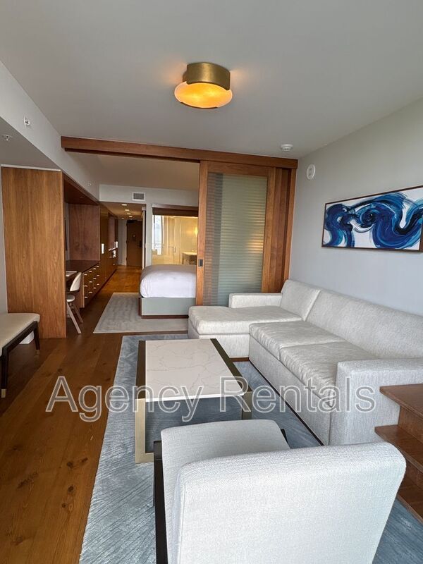 383 Kalaimoku St in Honolulu, HI - Building Photo - Building Photo