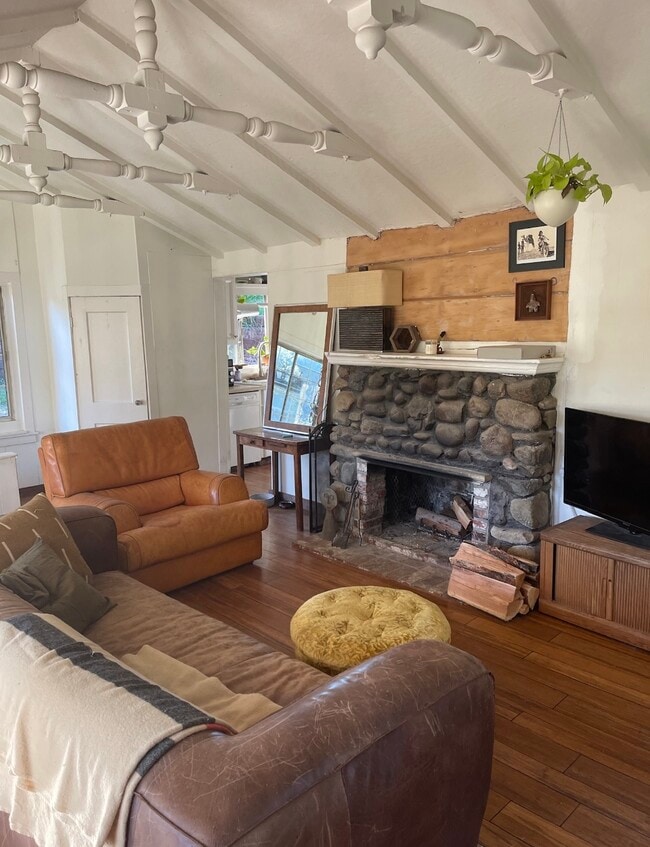 1279 Oakwood Dr in Topanga, CA - Foto de edificio - Building Photo