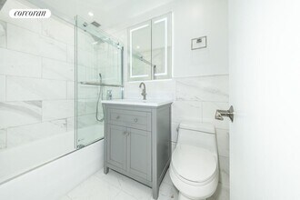 721-725 5th Ave in New York, NY - Building Photo - Building Photo