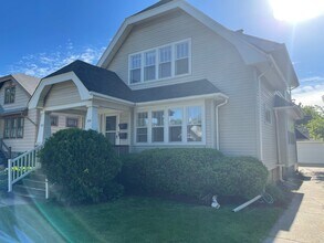 336 N 70th St, Unit Upper Duplex in Wauwatosa, WI - Foto de edificio - Building Photo