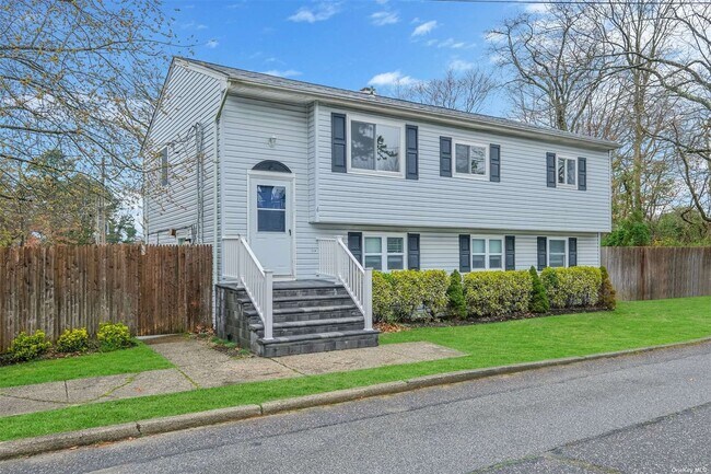 4 Hudson Ave-Unit -Bottom in Sayville, NY - Building Photo - Building Photo