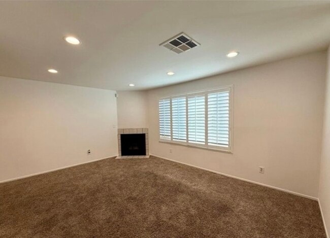 14307 Foothill Blvd, Unit B-6 in Sylmar, CA - Foto de edificio - Building Photo
