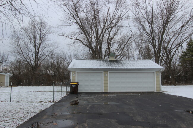 4320 Doty Rd in Woodstock, IL - Building Photo - Building Photo