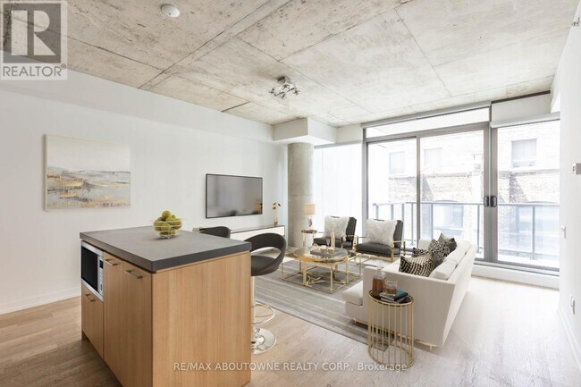 property at 560 King St W