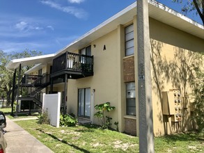 Columbia Oaks Apartments in Tampa, FL - Building Photo - Building Photo