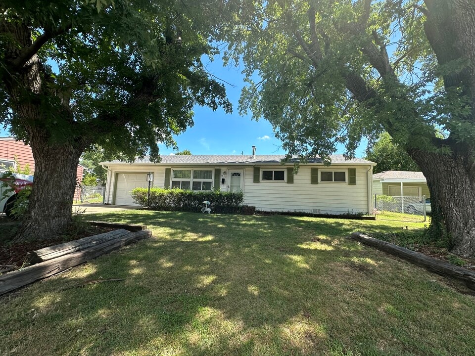 1513 Hickory St in Salina, KS - Building Photo