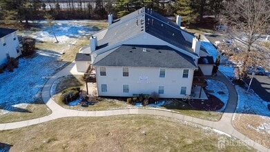 455 Hawthorne Pl in Morganville, NJ - Foto de edificio - Building Photo