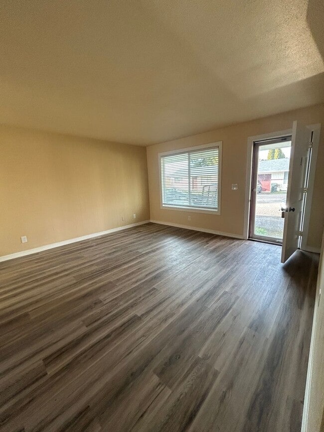 1570 Waverly Dr SE in Albany, OR - Building Photo - Building Photo