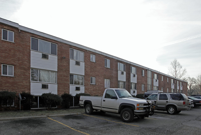 Winton House Senior Apartments in Cincinnati, OH - Foto de edificio - Building Photo