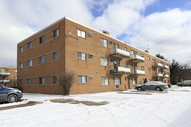 Rose Garden Apartments in Strongsville, OH - Foto de edificio - Building Photo