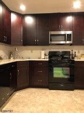 151 Gregory Ln in Franklin Township, NJ - Foto de edificio - Building Photo