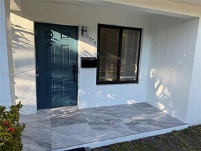 3275 SW 27th St in Miami, FL - Building Photo - Building Photo