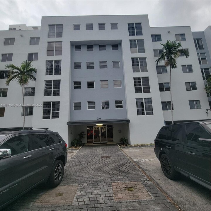 210 SW 11th St in Miami, FL - Building Photo
