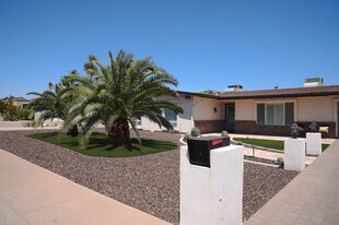 2526 E Mercer Ln in Phoenix, AZ - Building Photo
