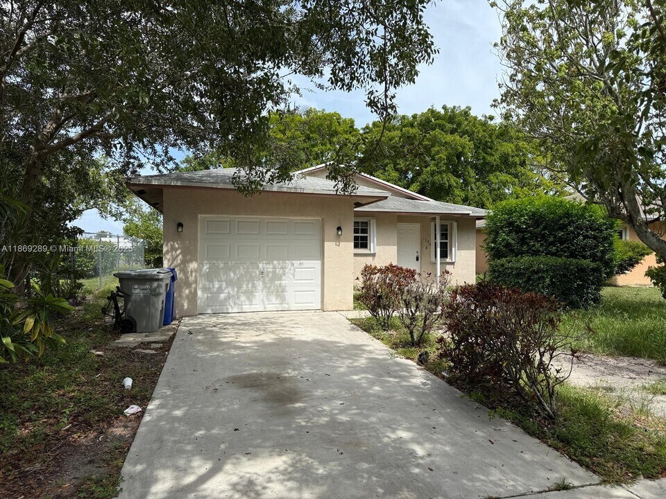 1592 NW 7th Terrace in Pompano Beach, FL - Building Photo