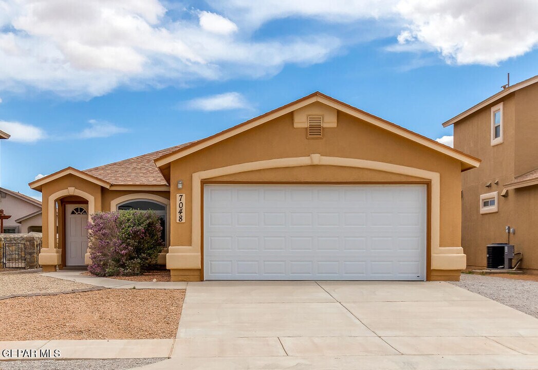 7048 Copper Town Dr in El Paso, TX - Building Photo