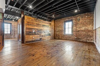 558 St Francis St in Mobile, AL - Foto de edificio - Building Photo