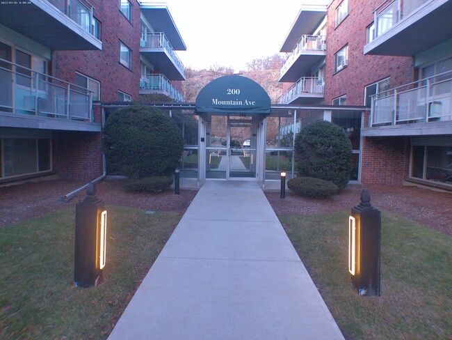 200 Mountain Ave, Unit #3 in Malden, MA - Foto de edificio - Building Photo